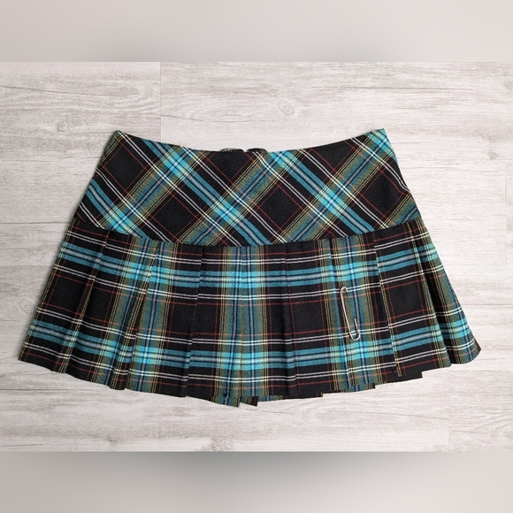 Black, Turquoise, Red and Yellow Pleated Kilt Size 9 - Picture 1 of 5